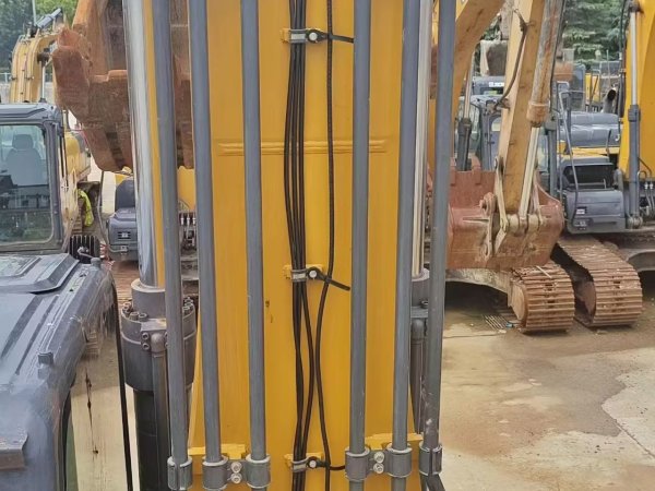 徐工XE270DK履帶式挖掘機