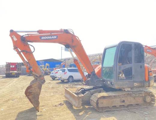 斗山DX80履带式挖掘机