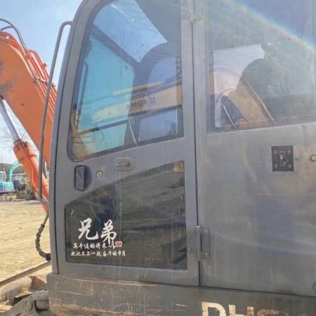 斗山DX80履带式挖掘机