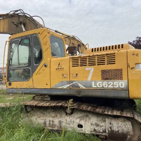 山东临工LG6250履带式挖掘机