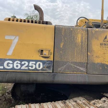 山东临工LG6250履带式挖掘机
