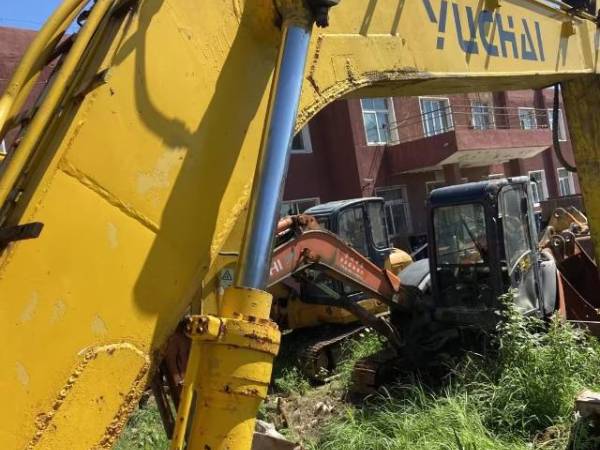 玉柴YC135-8履帶式挖掘機(jī)