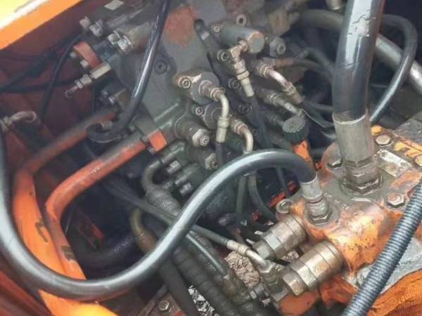 斗山DH225-7履帶式挖掘機(jī)