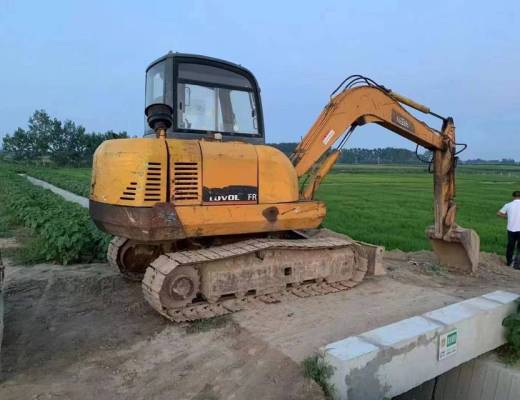 雷沃重工FR60履带式挖掘机