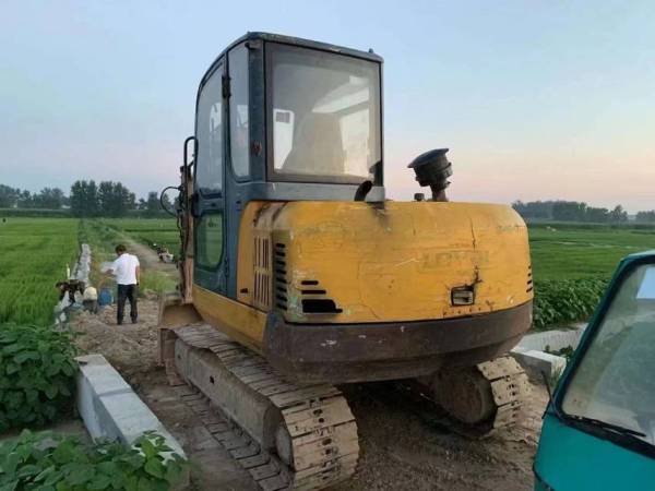 雷沃重工FR60履帶式挖掘機