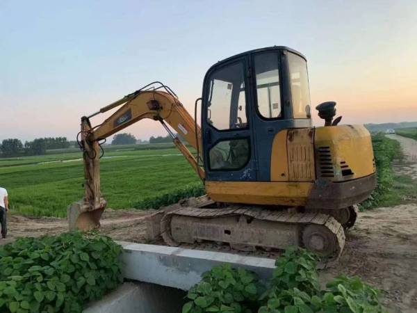 雷沃重工FR60履帶式挖掘機