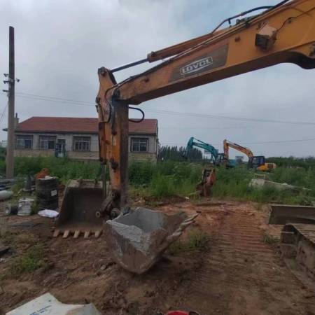 雷沃重工FR80-7履带式挖掘机