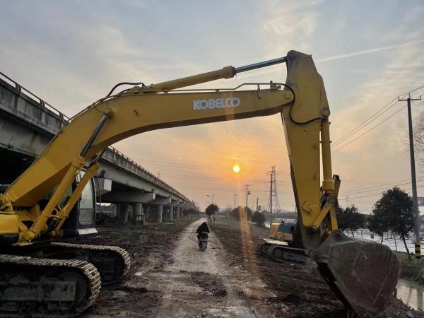 神鋼SK350LC履帶式挖掘機