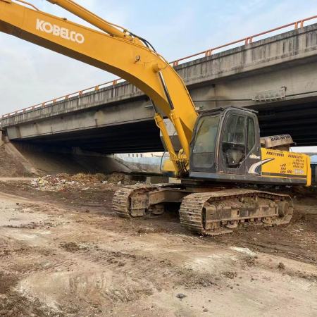 神钢SK350LC履带式挖掘机