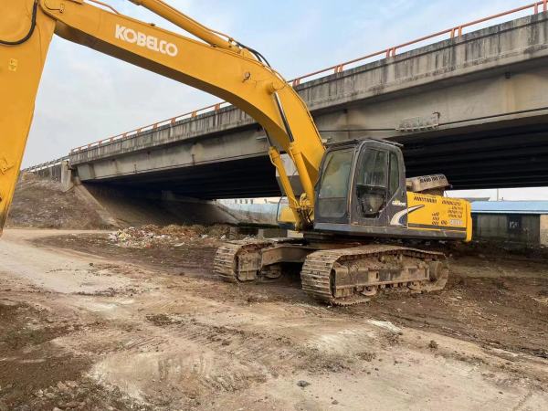 神鋼SK350LC履帶式挖掘機