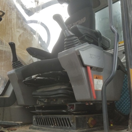 徐工XE400DK履带式挖掘机