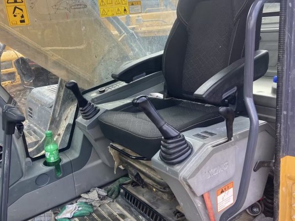 徐工XE335DK履帶式挖掘機