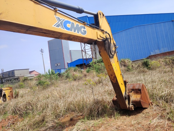 徐工XE270DK履帶式挖掘機