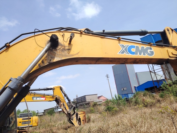 徐工XE270DK履帶式挖掘機