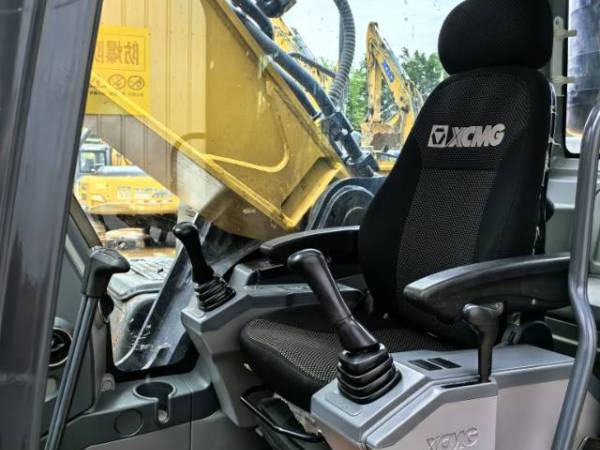 徐工XE400DK履帶式挖掘機