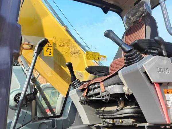 徐工XE270DK履帶式挖掘機