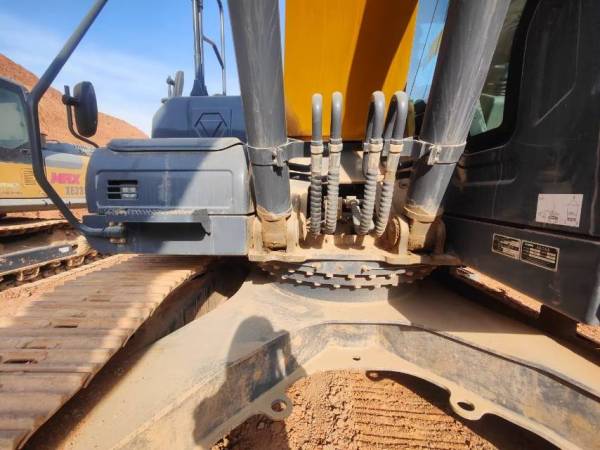 徐工XE270DK履帶式挖掘機