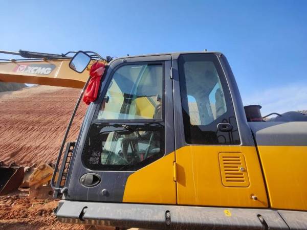 徐工XE270DK履帶式挖掘機