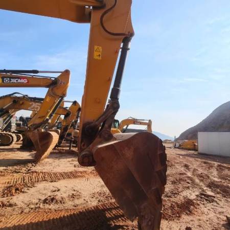 徐工XE270DK履带式挖掘机