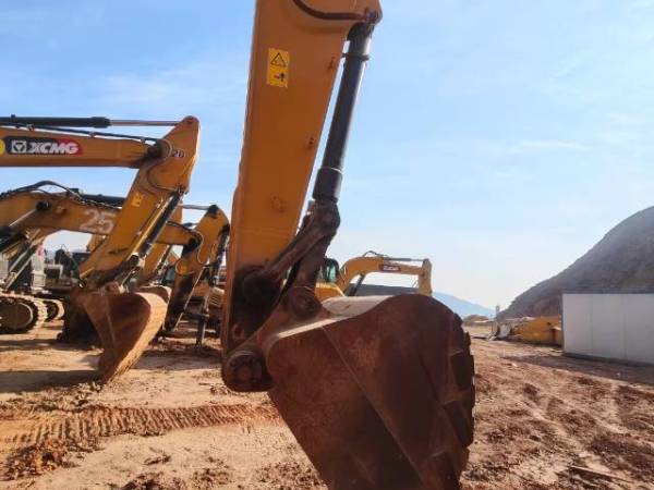 徐工XE270DK履帶式挖掘機