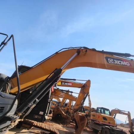 徐工XE270DK履带式挖掘机