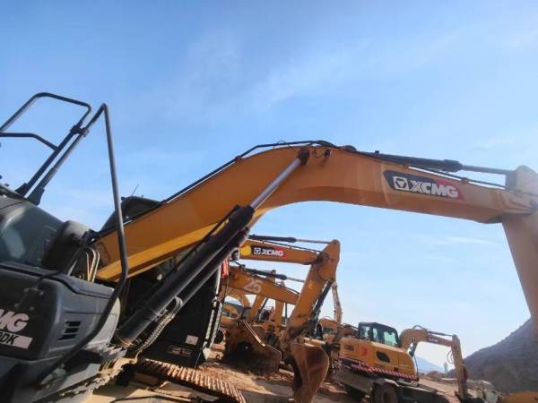 徐工XE270DK履帶式挖掘機