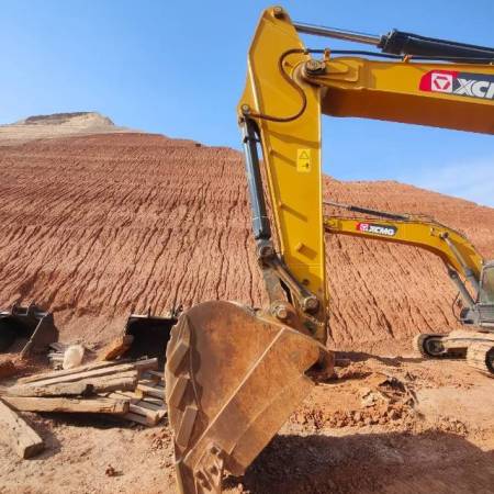 徐工XE270DK履带式挖掘机