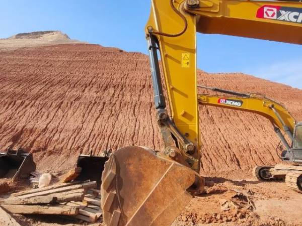 徐工XE270DK履帶式挖掘機