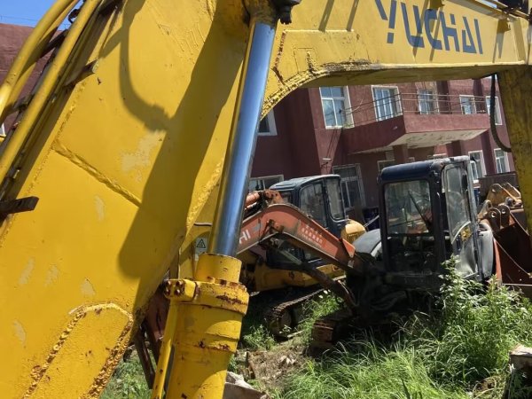 玉柴YC135-8履帶式挖掘機(jī)