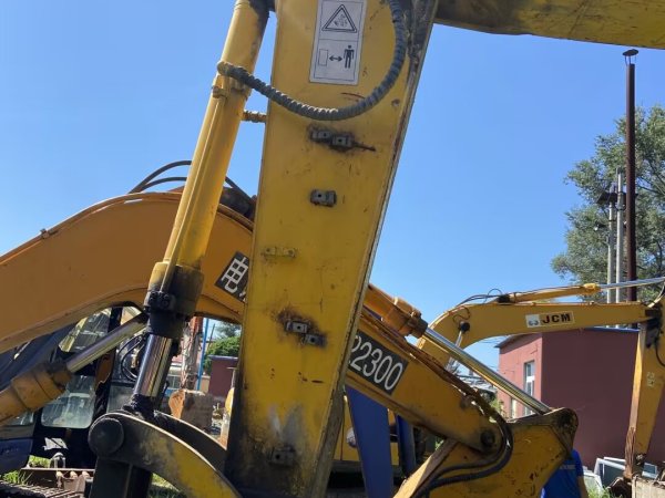 玉柴YC135-8履帶式挖掘機(jī)