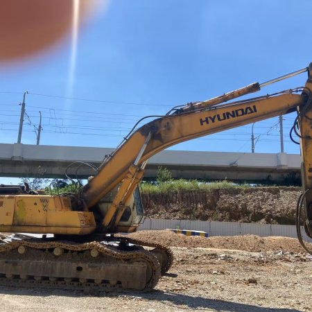 现代R450履带式挖掘机