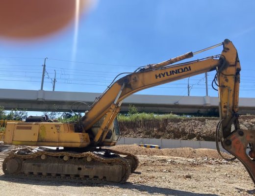 现代R450履带式挖掘机