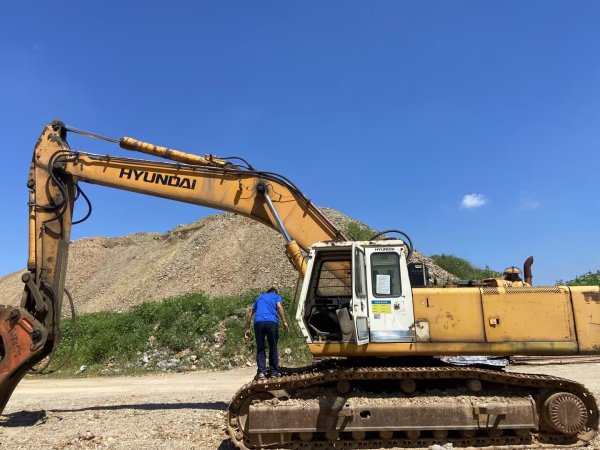 現(xiàn)代R450履帶式挖掘機