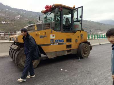 徐工XP303輪胎壓路機(30噸膠輪)