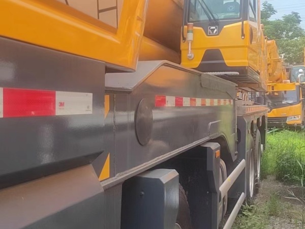 徐工XCT100汽車(chē)起重機(jī)