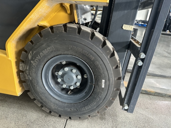 徐工XCB-P18電動平衡重叉車