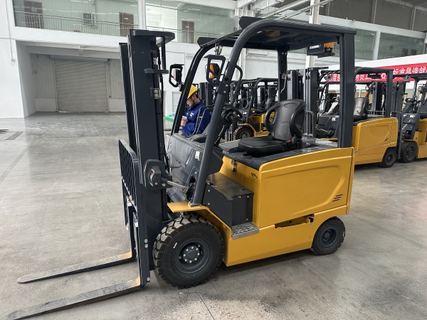 徐工XCB-P18電動平衡重叉車