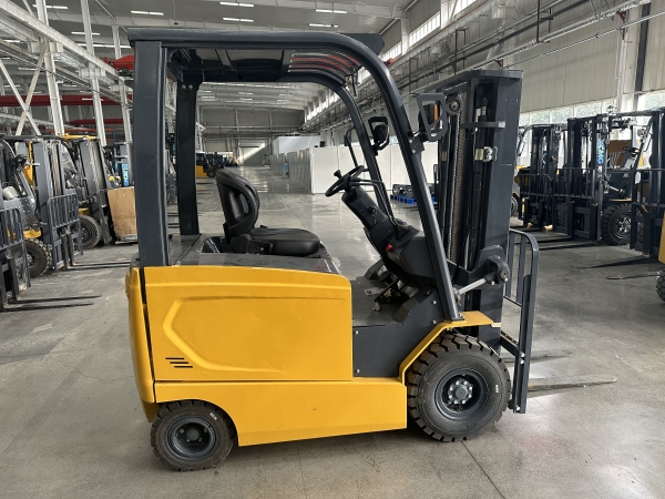 徐工XCB-P18電動平衡重叉車