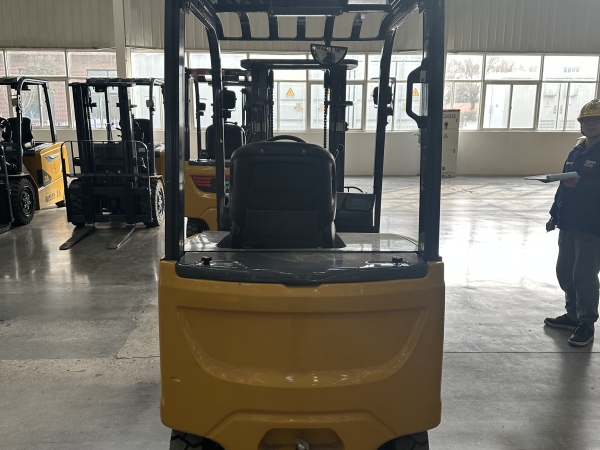 徐工XCB-P18電動平衡重叉車