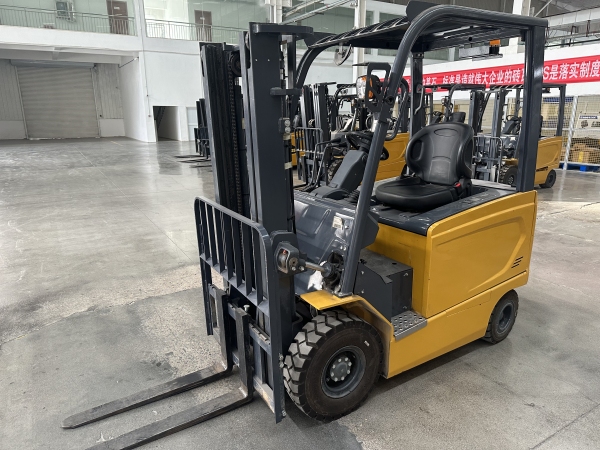 徐工XCB-P20電動平衡重叉車