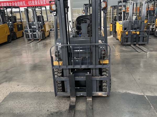 徐工XCB-P20電動平衡重叉車