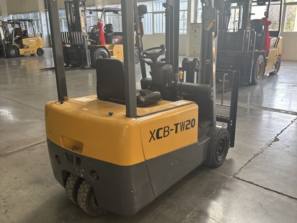 徐工XCB-TW20電動平衡重叉車