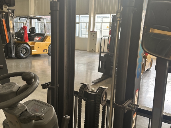 徐工XCB-TW20電動平衡重叉車