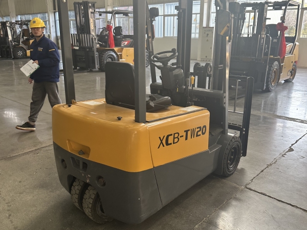 徐工XCB-TW20電動平衡重叉車