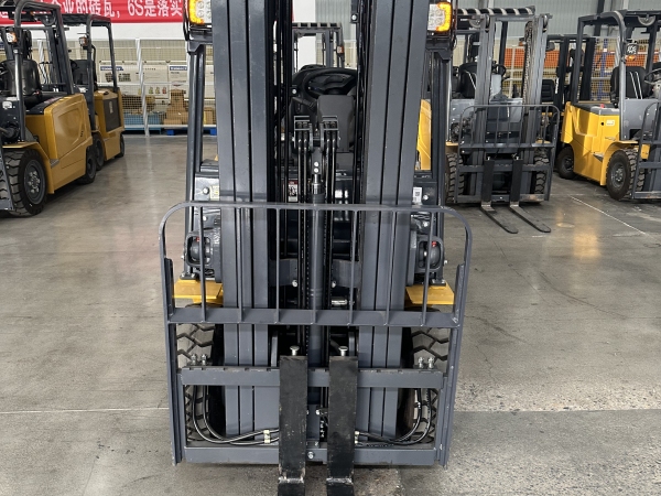 徐工XCB-P18電動平衡重叉車