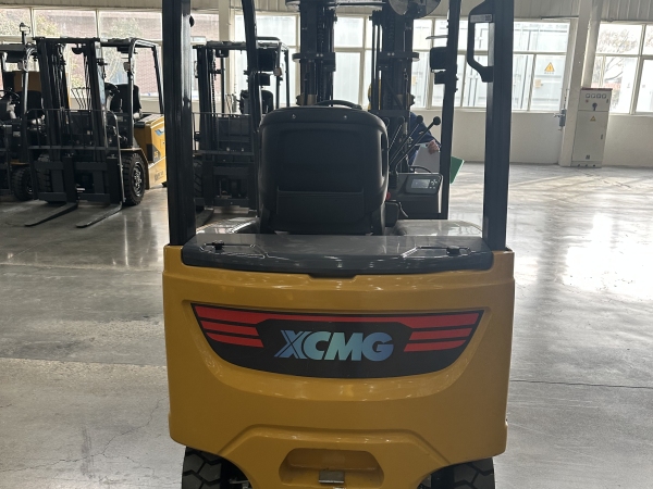 徐工XCB-P18電動平衡重叉車