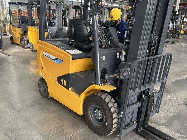 徐工XCB-P18電動平衡重叉車