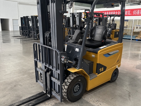 徐工XCB-P18電動平衡重叉車