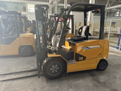 徐工XCB-P30電動平衡重叉車