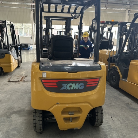 徐工XCB-P30电动平衡重叉车